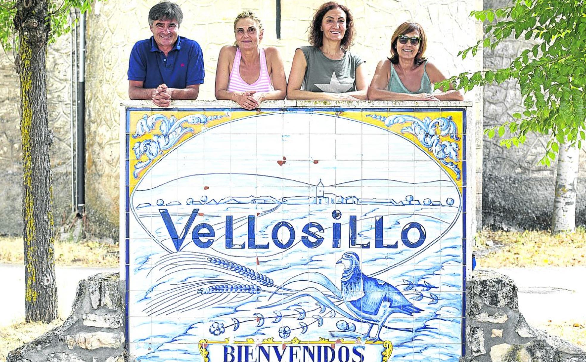 Jorge Juan García, Sonsoles y Mila Contreras y Lourdes García, cabezas visibles de la Asociación de Vecinos de Vellosillo, que lucha por repoblar sus calles. 