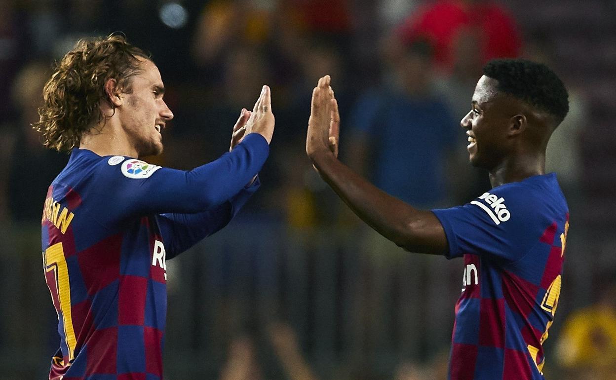 Antoine Griezmann y el jugador de Guinea-Bissau, Ansu Fati, celebran la victoria del Barcelona 