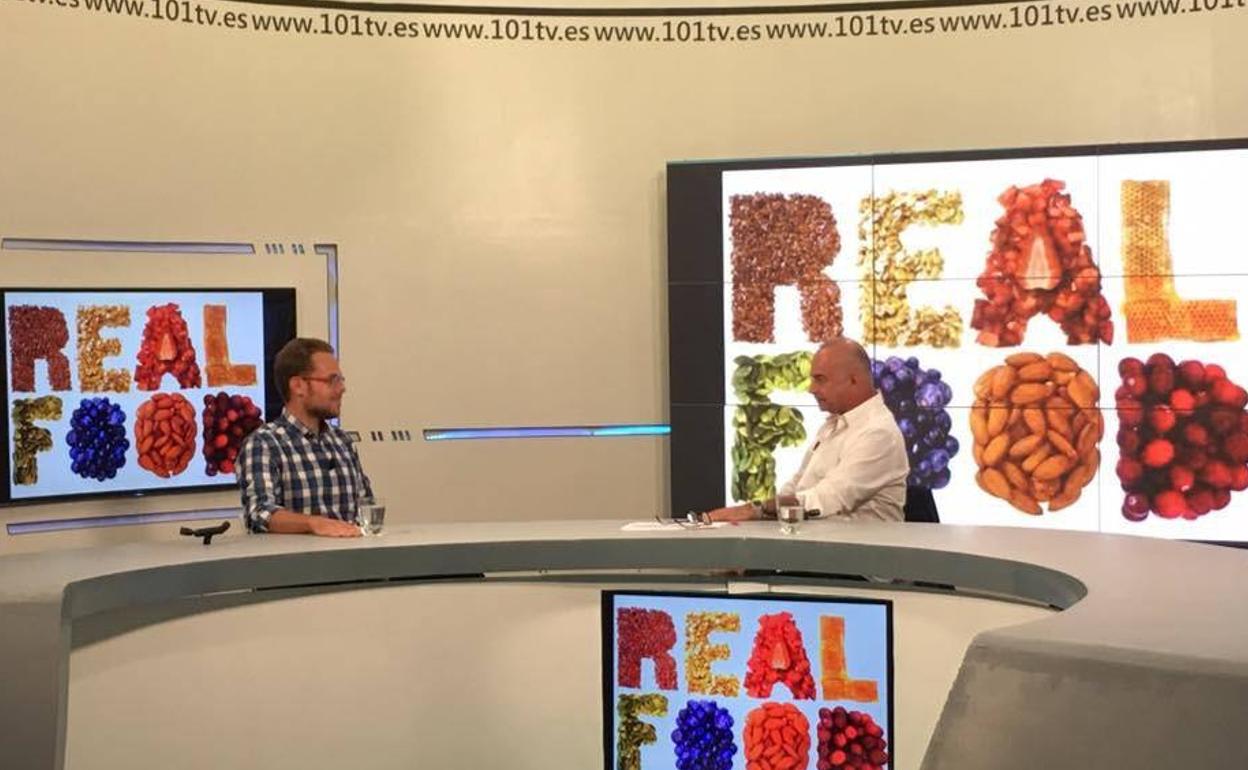 Rafael Estrada, a la izquierda, en una de sus apariciones televisivas. 