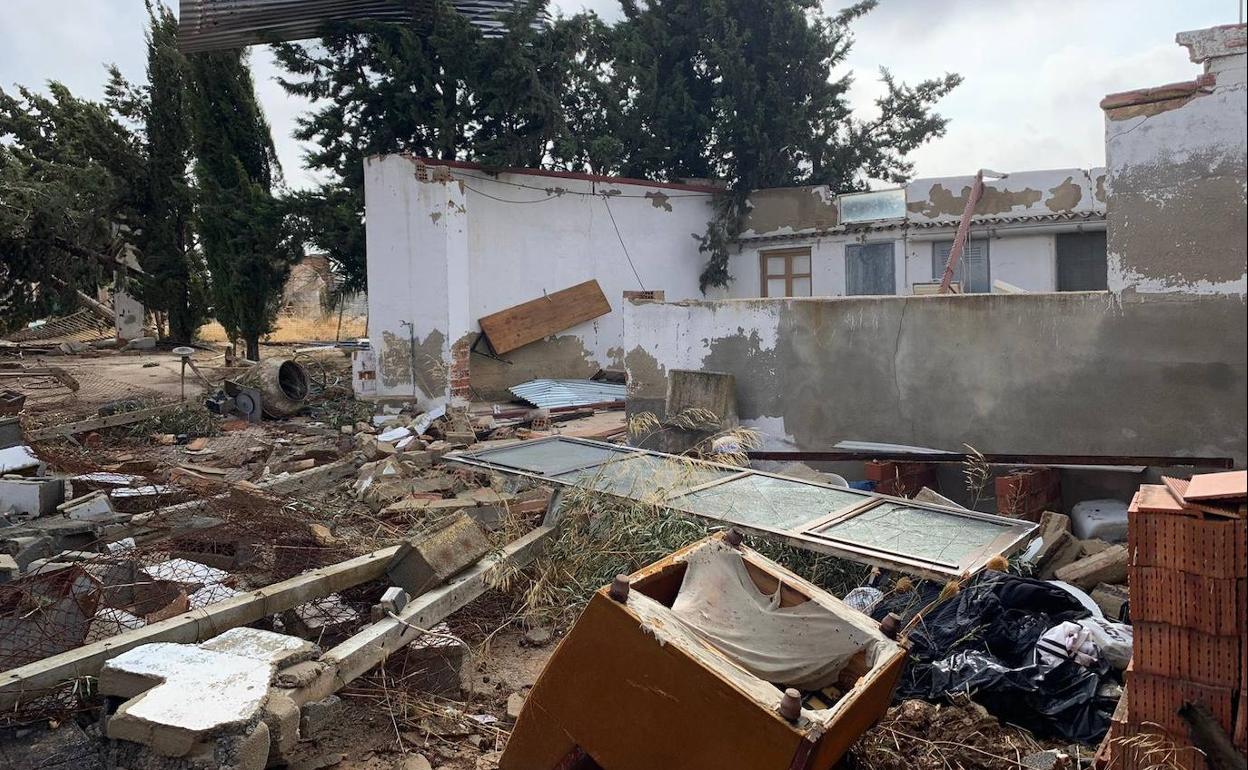 Destrozos causados por el tornado.