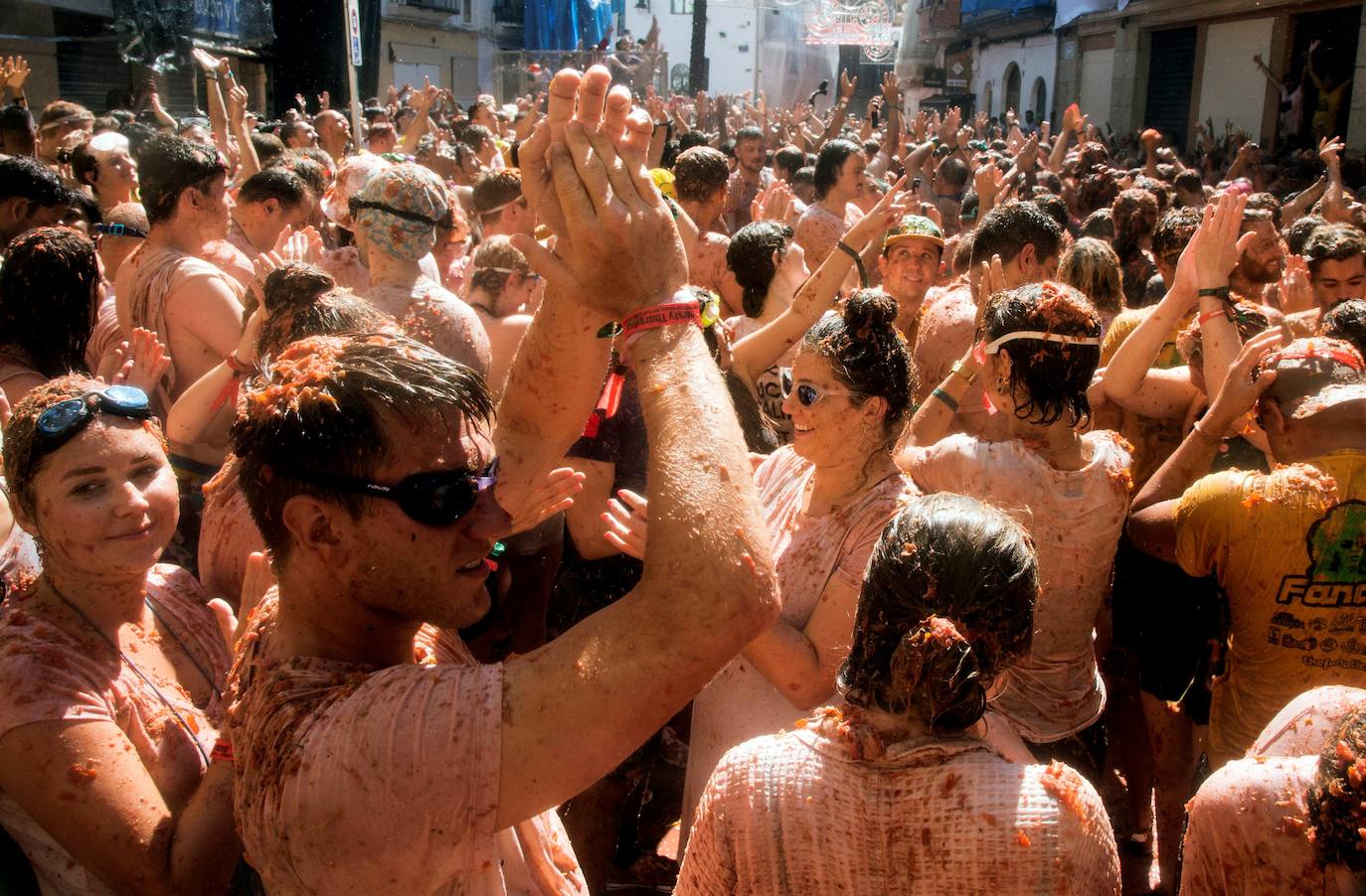 El pueblo de Buñol vuelve a ser, un año más y como cada último miércoles de agosto, el escenario de la batalla hortofrutícola más colorada del mundo con su Tomatina, donde 22.000 personas luchan sin cuartel y durante una hora con 145.000 kilos de tomate fresco.
