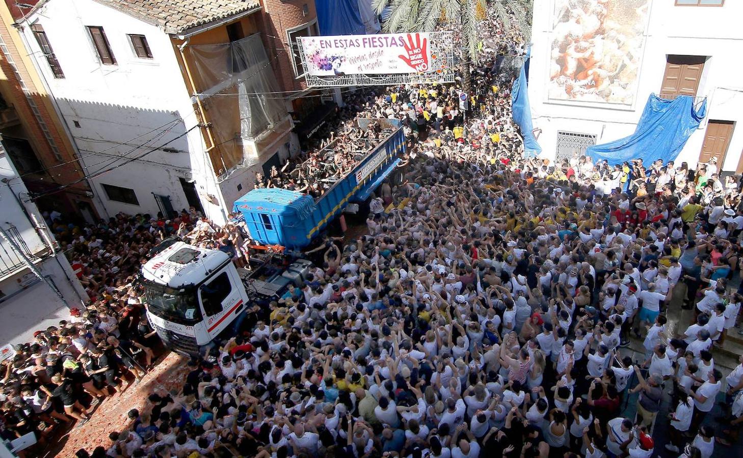 El pueblo de Buñol vuelve a ser, un año más y como cada último miércoles de agosto, el escenario de la batalla hortofrutícola más colorada del mundo con su Tomatina, donde 22.000 personas luchan sin cuartel y durante una hora con 145.000 kilos de tomate fresco.