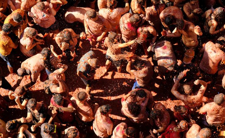 El pueblo de Buñol vuelve a ser, un año más y como cada último miércoles de agosto, el escenario de la batalla hortofrutícola más colorada del mundo con su Tomatina, donde 22.000 personas luchan sin cuartel y durante una hora con 145.000 kilos de tomate fresco.