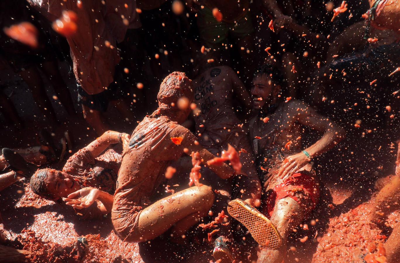 El pueblo de Buñol vuelve a ser, un año más y como cada último miércoles de agosto, el escenario de la batalla hortofrutícola más colorada del mundo con su Tomatina, donde 22.000 personas luchan sin cuartel y durante una hora con 145.000 kilos de tomate fresco.