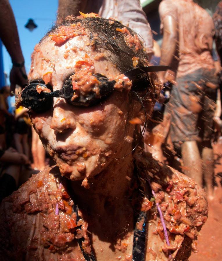 El pueblo de Buñol vuelve a ser, un año más y como cada último miércoles de agosto, el escenario de la batalla hortofrutícola más colorada del mundo con su Tomatina, donde 22.000 personas luchan sin cuartel y durante una hora con 145.000 kilos de tomate fresco.