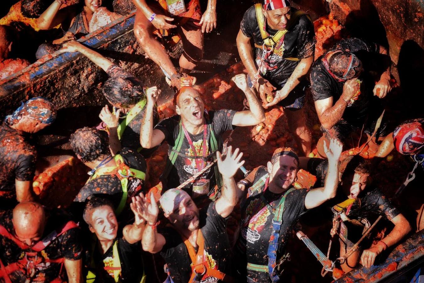 El pueblo de Buñol vuelve a ser, un año más y como cada último miércoles de agosto, el escenario de la batalla hortofrutícola más colorada del mundo con su Tomatina, donde 22.000 personas luchan sin cuartel y durante una hora con 145.000 kilos de tomate fresco.