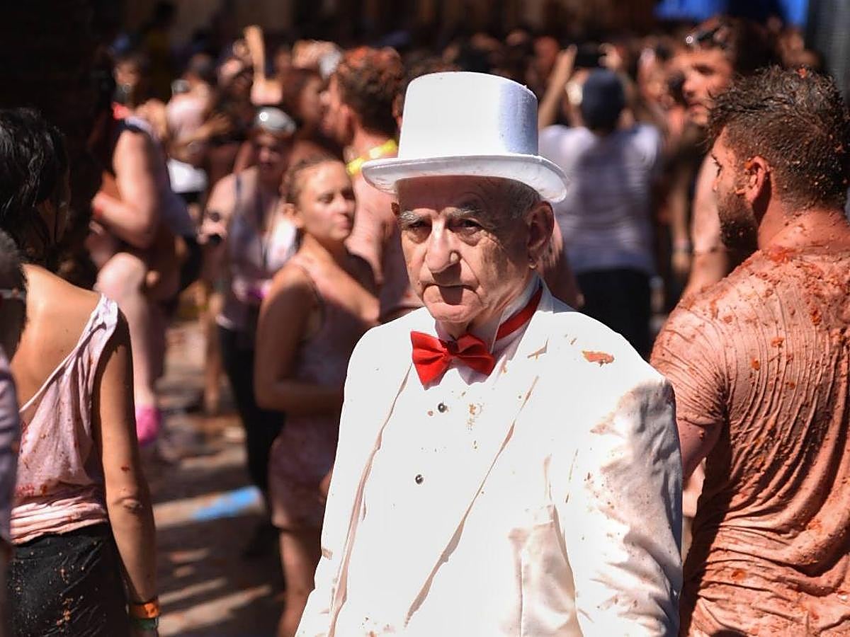 El pueblo de Buñol vuelve a ser, un año más y como cada último miércoles de agosto, el escenario de la batalla hortofrutícola más colorada del mundo con su Tomatina, donde 22.000 personas luchan sin cuartel y durante una hora con 145.000 kilos de tomate fresco.
