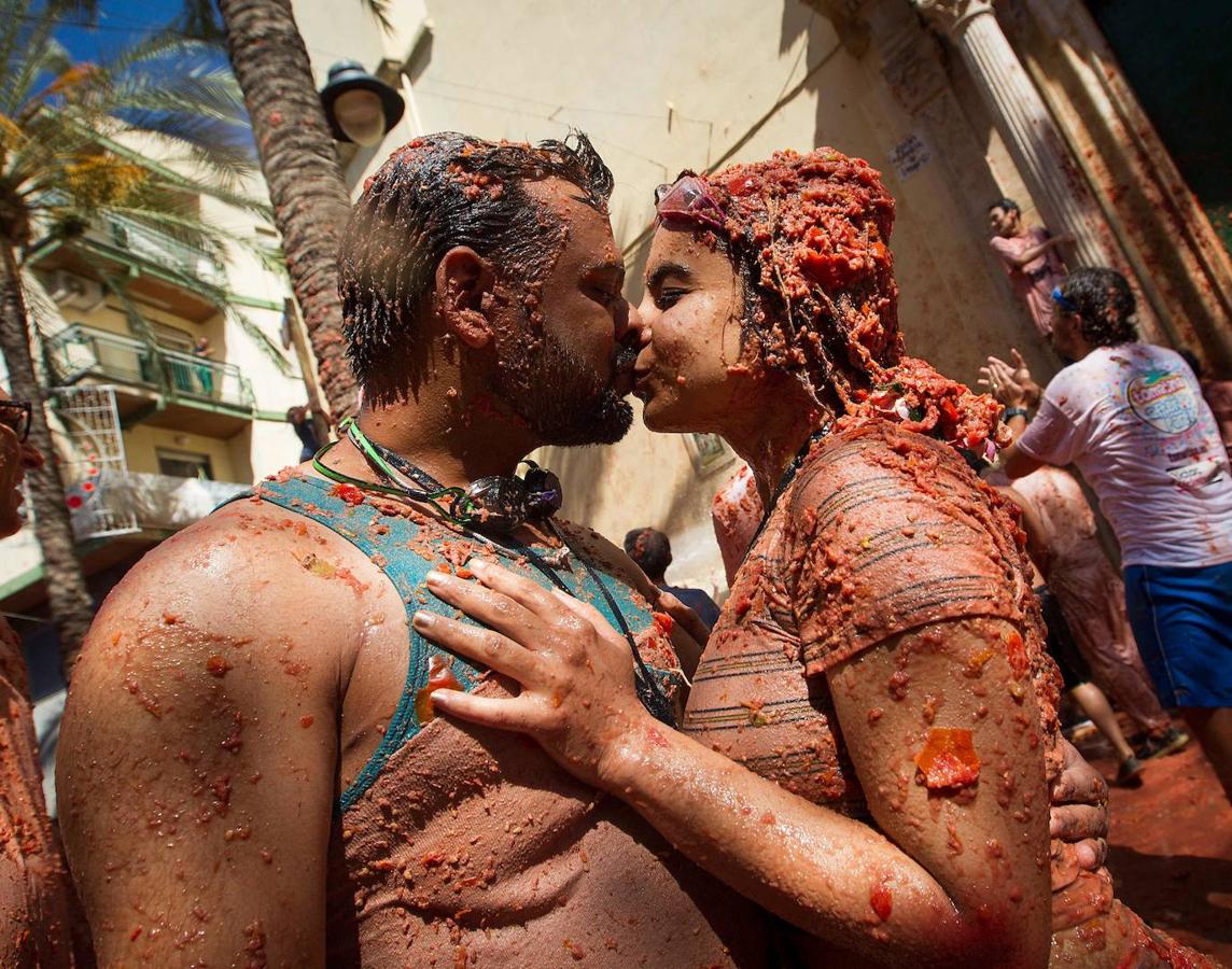 El pueblo de Buñol vuelve a ser, un año más y como cada último miércoles de agosto, el escenario de la batalla hortofrutícola más colorada del mundo con su Tomatina, donde 22.000 personas luchan sin cuartel y durante una hora con 145.000 kilos de tomate fresco.