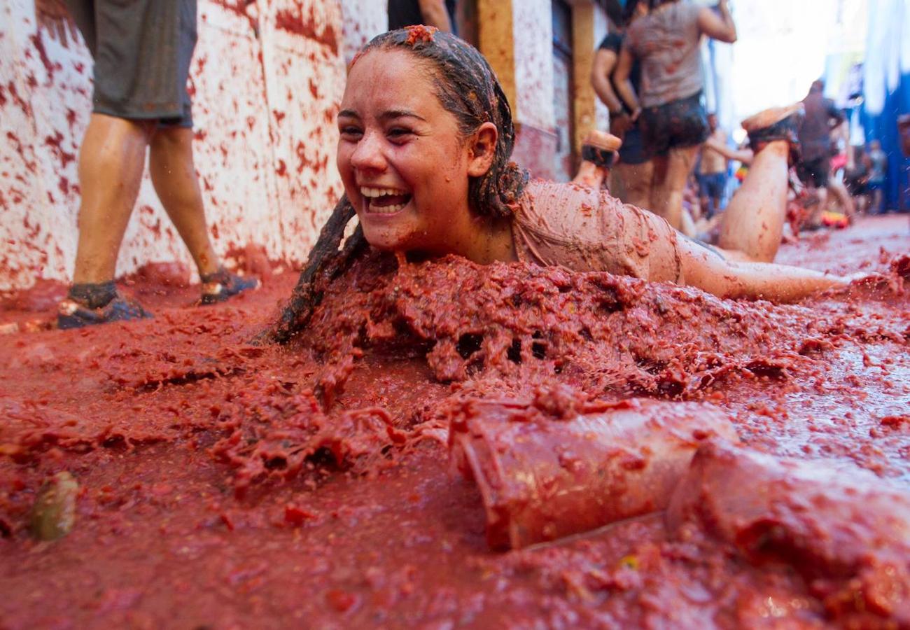 El pueblo de Buñol vuelve a ser, un año más y como cada último miércoles de agosto, el escenario de la batalla hortofrutícola más colorada del mundo con su Tomatina, donde 22.000 personas luchan sin cuartel y durante una hora con 145.000 kilos de tomate fresco.