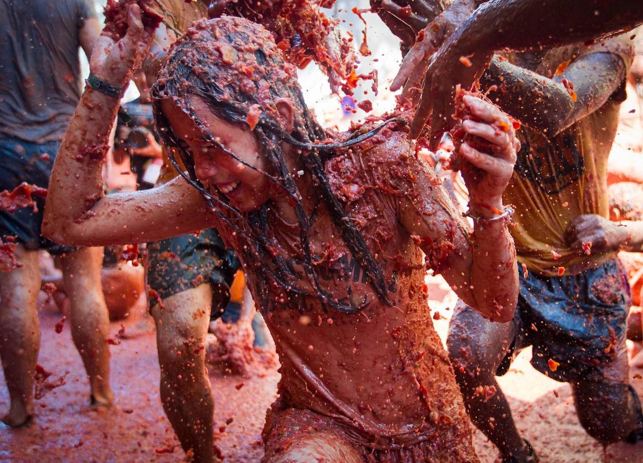 El pueblo de Buñol vuelve a ser, un año más y como cada último miércoles de agosto, el escenario de la batalla hortofrutícola más colorada del mundo con su Tomatina, donde 22.000 personas luchan sin cuartel y durante una hora con 145.000 kilos de tomate fresco.