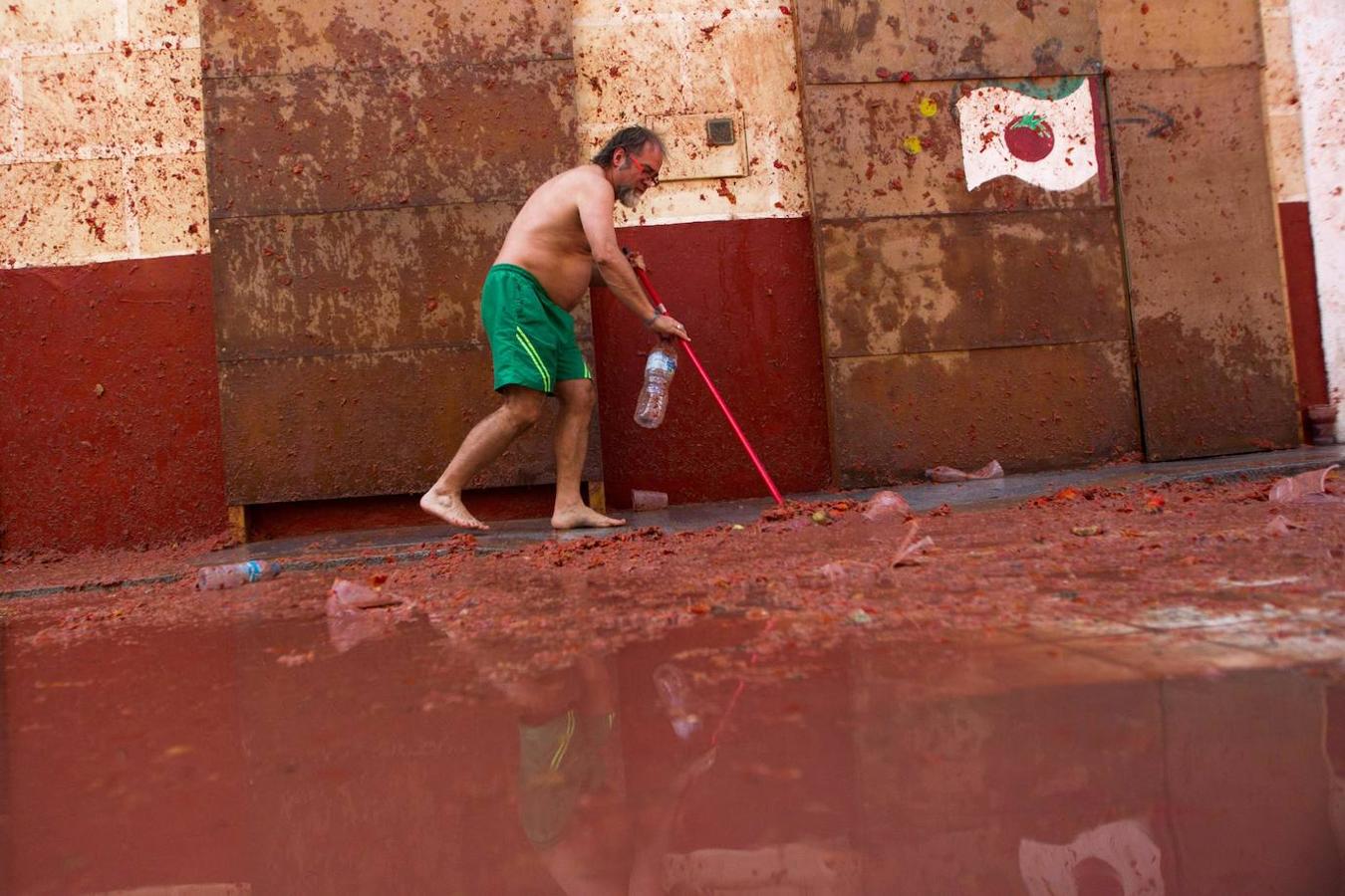 El pueblo de Buñol vuelve a ser, un año más y como cada último miércoles de agosto, el escenario de la batalla hortofrutícola más colorada del mundo con su Tomatina, donde 22.000 personas luchan sin cuartel y durante una hora con 145.000 kilos de tomate fresco.