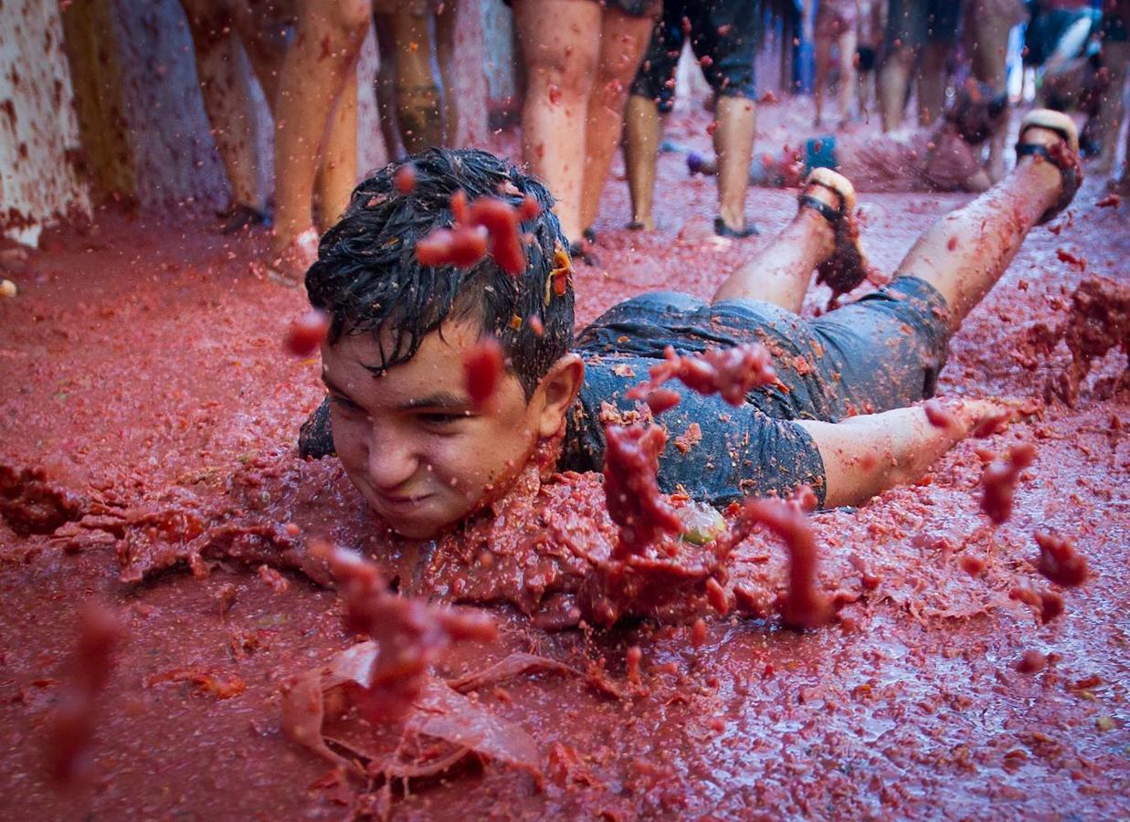 El pueblo de Buñol vuelve a ser, un año más y como cada último miércoles de agosto, el escenario de la batalla hortofrutícola más colorada del mundo con su Tomatina, donde 22.000 personas luchan sin cuartel y durante una hora con 145.000 kilos de tomate fresco.