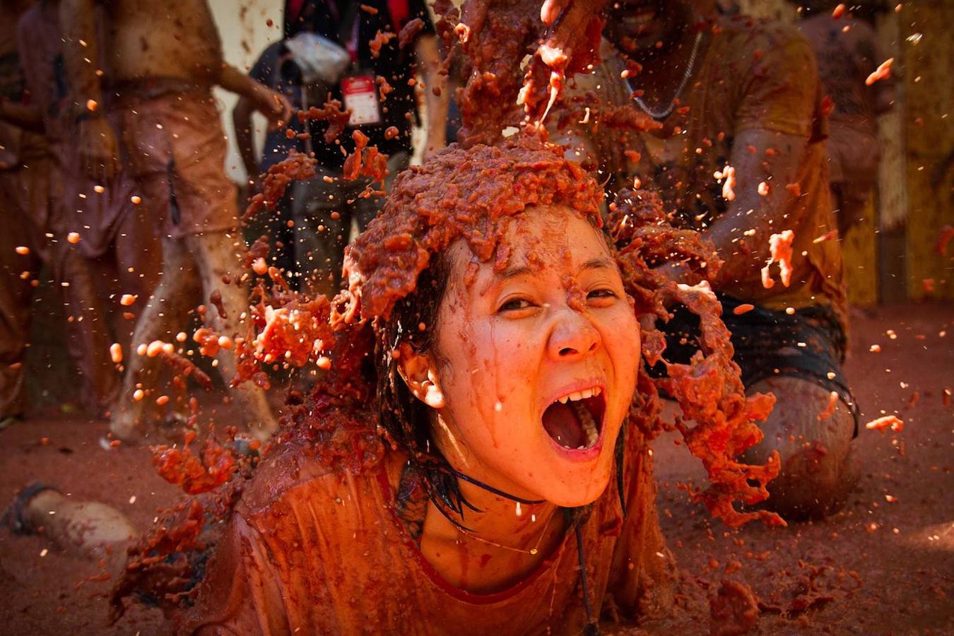 El pueblo de Buñol vuelve a ser, un año más y como cada último miércoles de agosto, el escenario de la batalla hortofrutícola más colorada del mundo con su Tomatina, donde 22.000 personas luchan sin cuartel y durante una hora con 145.000 kilos de tomate fresco.
