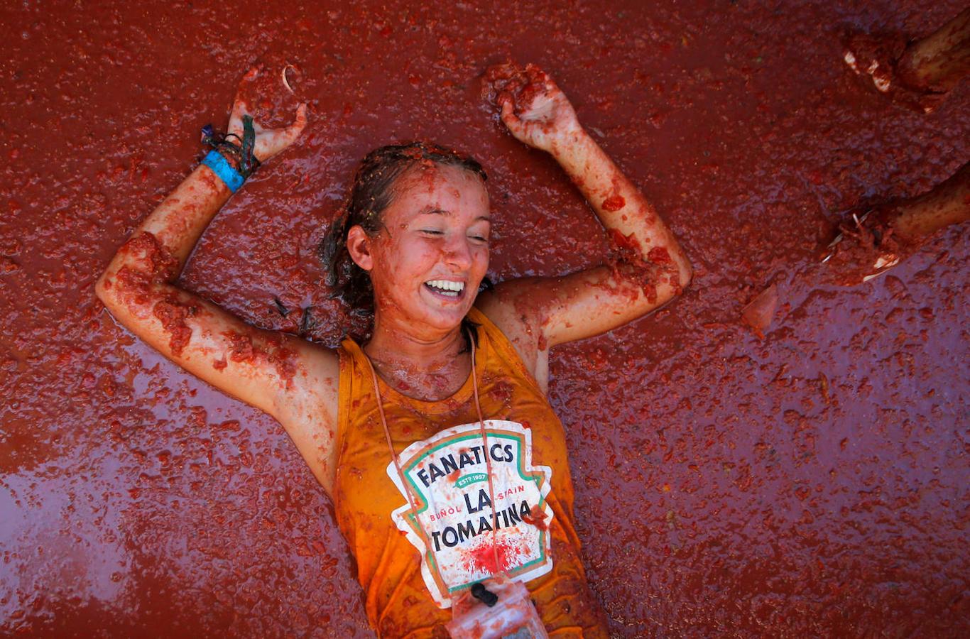 El pueblo de Buñol vuelve a ser, un año más y como cada último miércoles de agosto, el escenario de la batalla hortofrutícola más colorada del mundo con su Tomatina, donde 22.000 personas luchan sin cuartel y durante una hora con 145.000 kilos de tomate fresco.