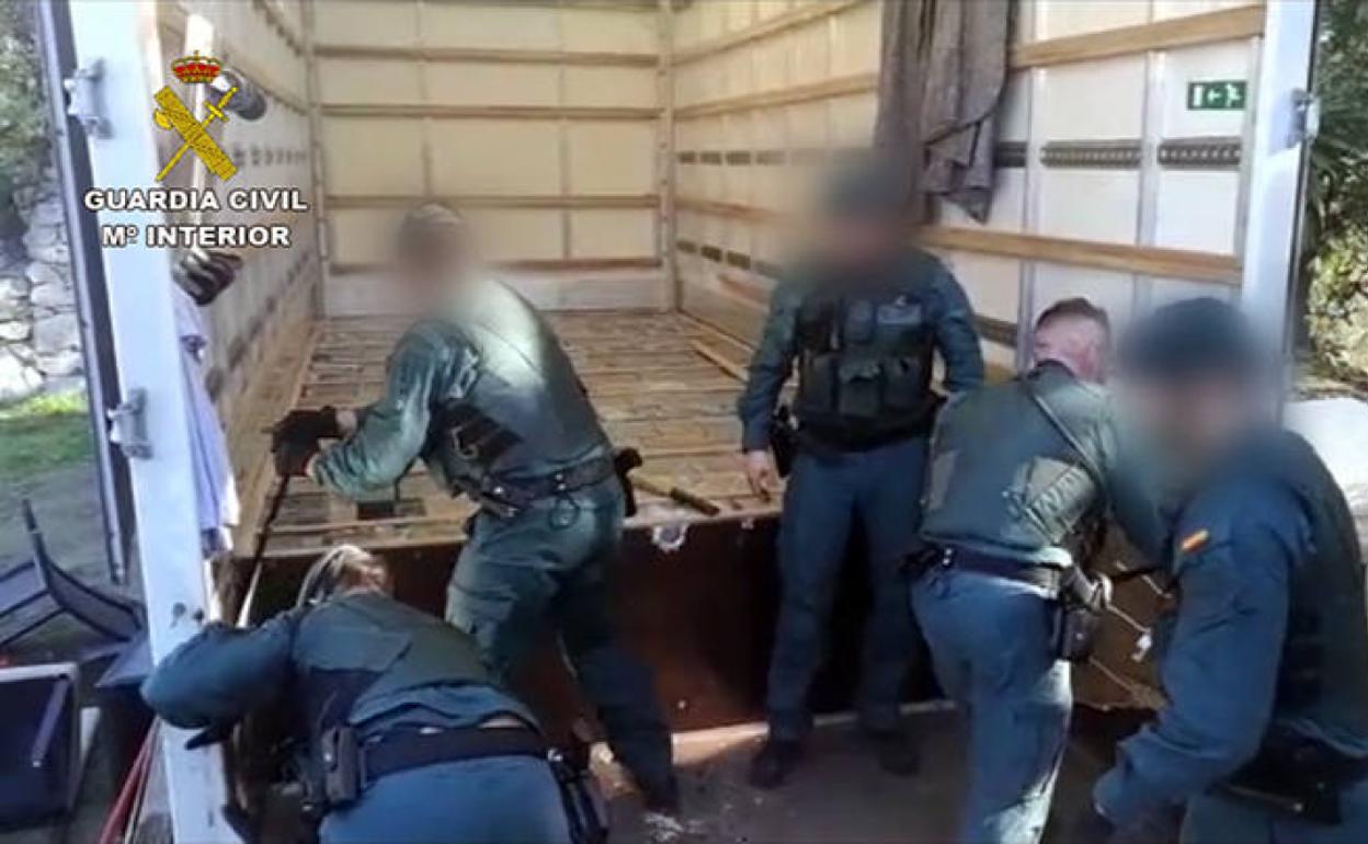 Agentes intervienen uno de los camiones cargados de hachís.