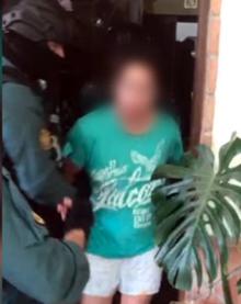 Imagen secundaria 2 - Arriba y abajo a la izquierda, armas y dinero incautados. Abajo, a la derecha, uno de los detenidos. 