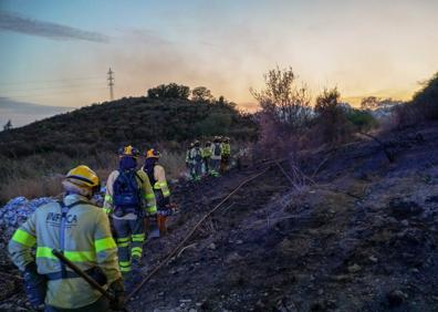 Imagen secundaria 1 - Controlado el incendio forestal en el paraje Los Monteros de Marbella
