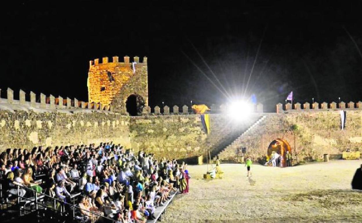 El castillo de Alanís de la Sierra es uno de los escenarios de esta cita temática.