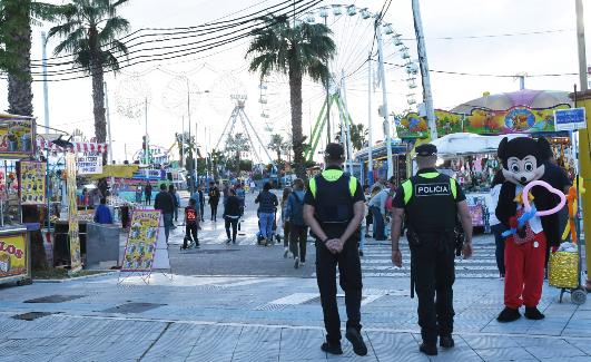 Dos policías patrullando a pie de recinto. 