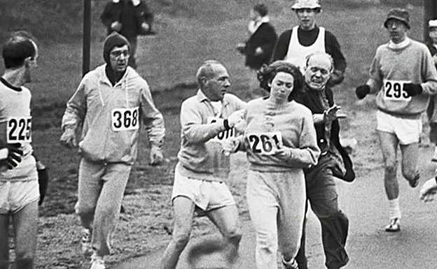 El director del maratón de Boston intenta parar a Kathrine Switzer. :: r. c.