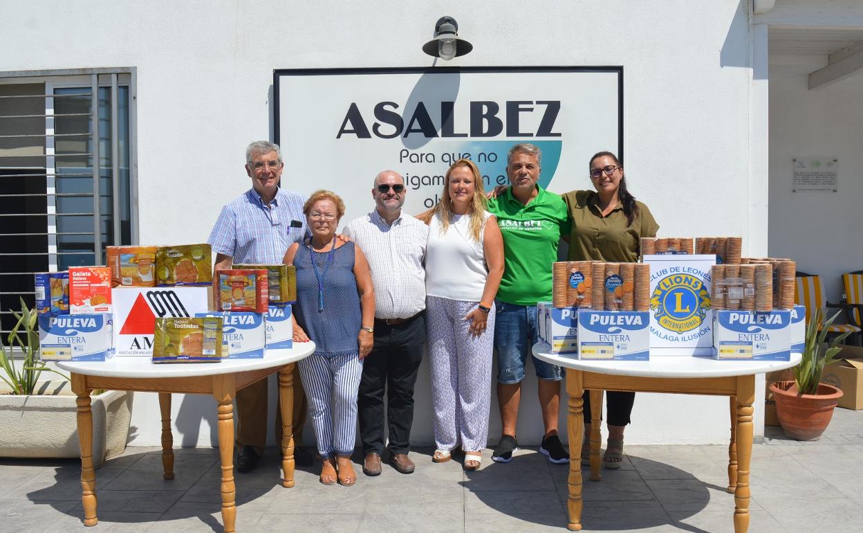 Integrantes de Asalbez y la edil Elena Aguilar, con los alimentos donados. 