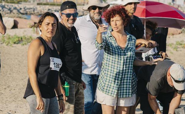 Icíar Bollaín y Candela Peña en el rodaje de 'La boda de Rosa'.