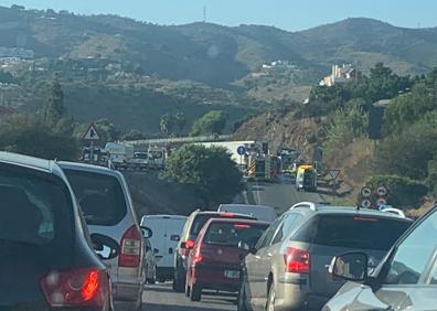 Imagen secundaria 1 - Dos muertos en una colisión entre dos camiones en la autovía en Torre de Benagalbón