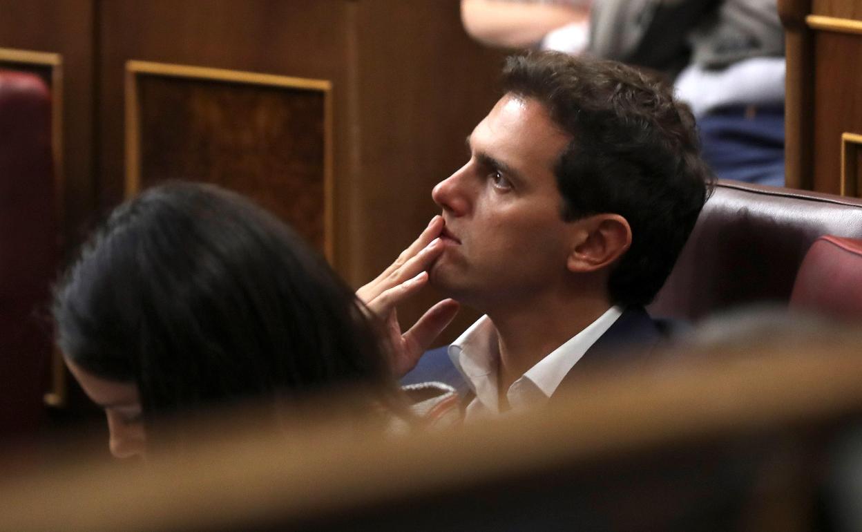 Albert Rivera permanece en su escaño durante el pleno extraordinario celebrado el pasado jueves en el Congreso. 