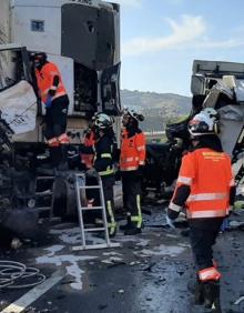 Imagen secundaria 2 - Dos muertos en una colisión entre dos camiones en la autovía en Torre de Benagalbón