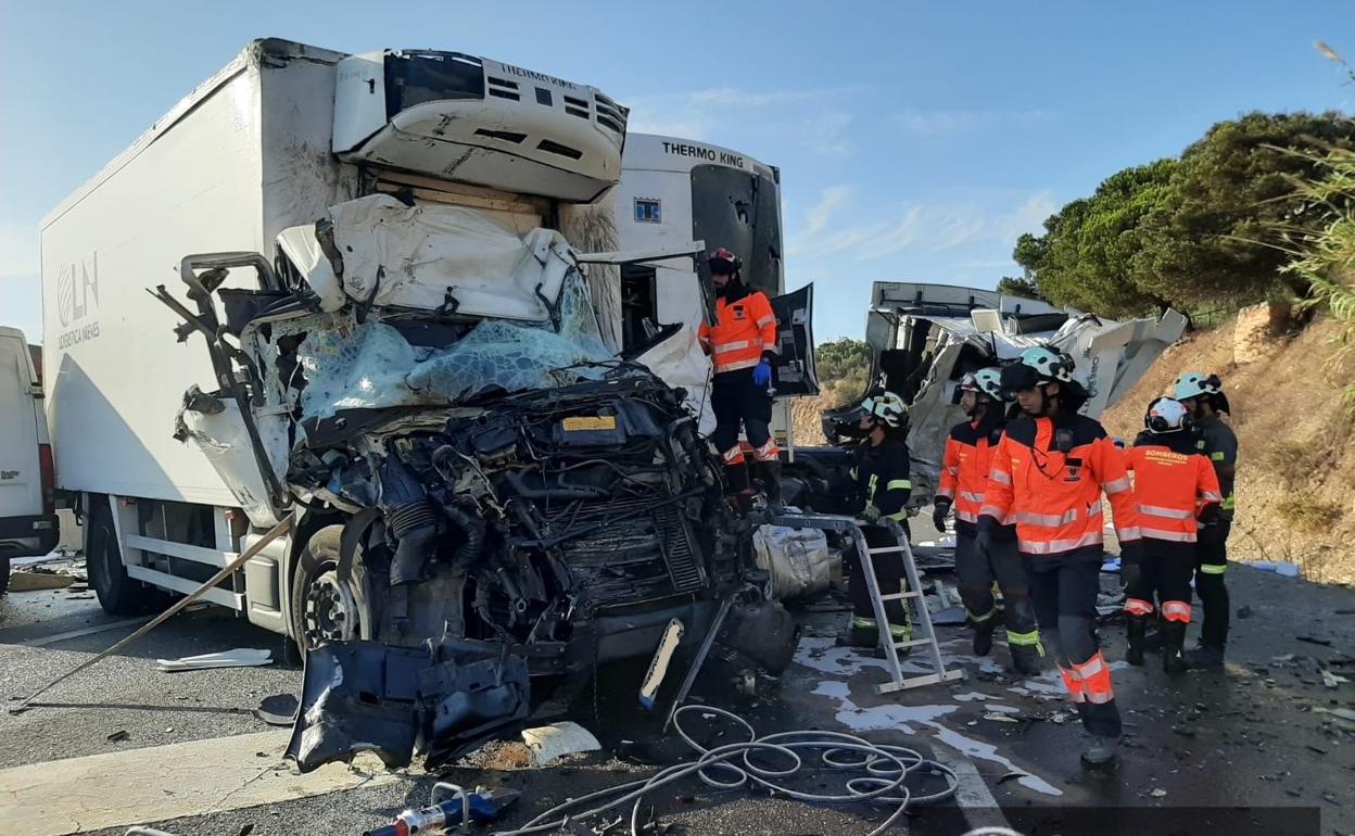 Un camión ha quedado atravesado en la vía tras el accidente. 