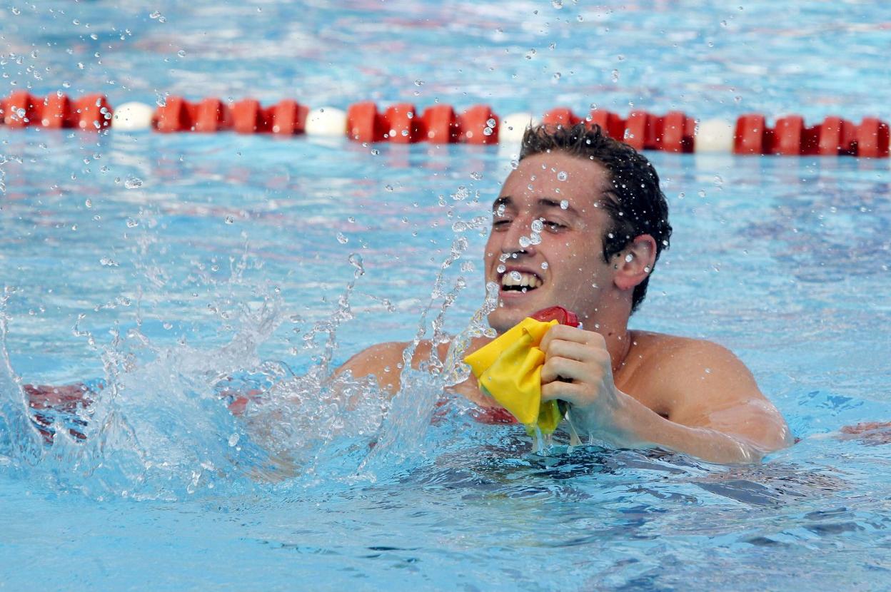 Peralta celebra un récord de España en 200 mariposa. 