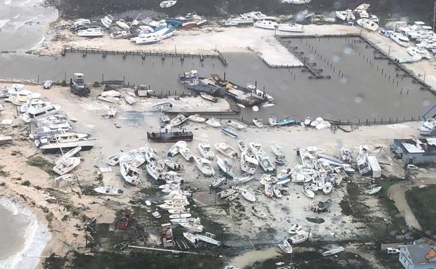 Imagen aérea, tomada por un helicóptero humanitario, que muestra la destrucción que ha dejado el huracán en las islas Bahamas.