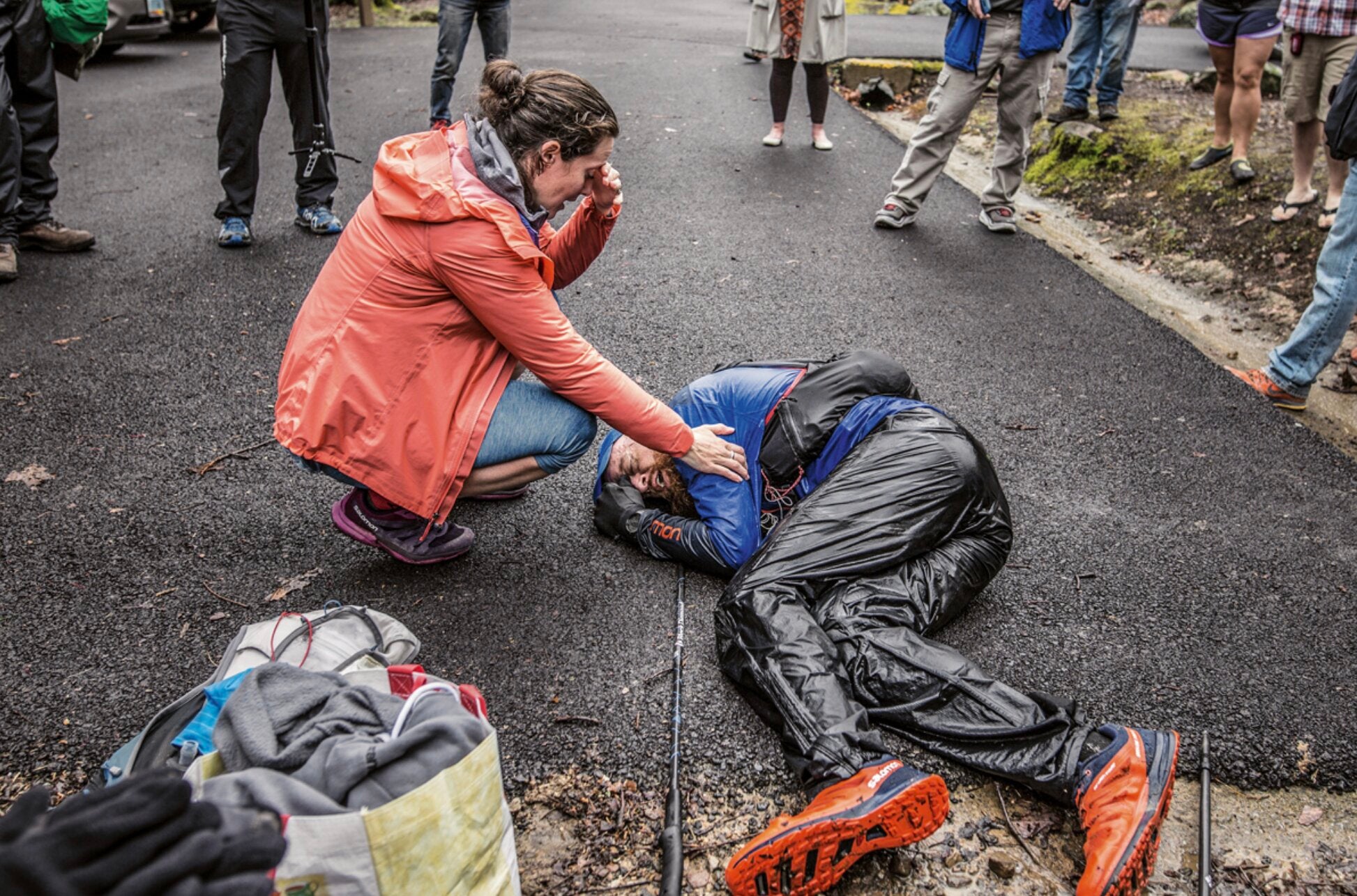 Barkley Marathons. Una carrera que solo han terminado 15 personas en 30 años. Y cada temporada lo intentan algo más de 60 deportistas. Es una de las más duras, y sin duda, la más sádica. Se desarrolla en un entorno muy peligroso de montaña. Los corredores tiene 60 horas para completar de un recorrido de 160 kilómetros por el bosque de Tennesse, al sur de Estados Unidos. Las imágenes hablan por si solas.