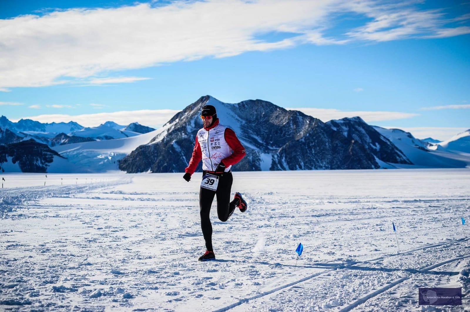 La maratón de la Antártida. Con meta en el punto más al sur del planeta, son 42 kilómetros a 20 grados bajo cero. Un reto al alcance de pocos. Pero también por su precio. La inscripción oscila entre los 15.000 euros. En 2018 la corrieron 55 valientes. Es tan dura que solo pueden participar los que tengan un seguro de vida y de rescate, sino no pueden participar. Eso si, las imágenes que se ofrecen a los corredores son incomparables. Y además pisan un recorrido que pocos han atravesado. 