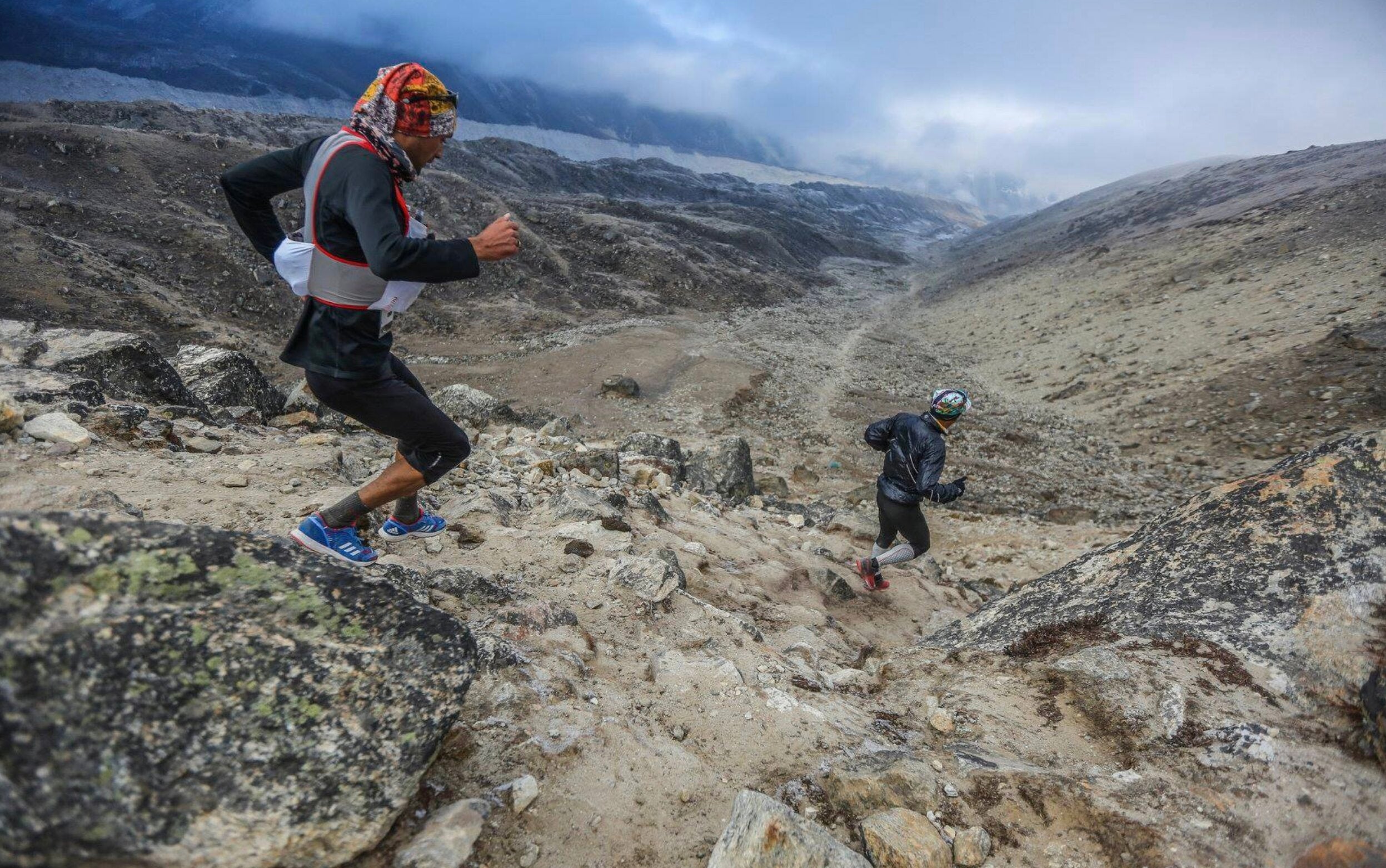 Everest Marathon. Es la carrera más alta del mundo, según la organización de los récord Guinness. Se recorre a 5.000 metros y es tan exigente que un par de días antes de la cita los corredores deben realizarse un exhaustivo chequeo y diversos análisis para saber si son capaces de adaptarse a la altitud. El precio para los participantes es también prohibitivo; asciende hasta los 30.000 euros. 