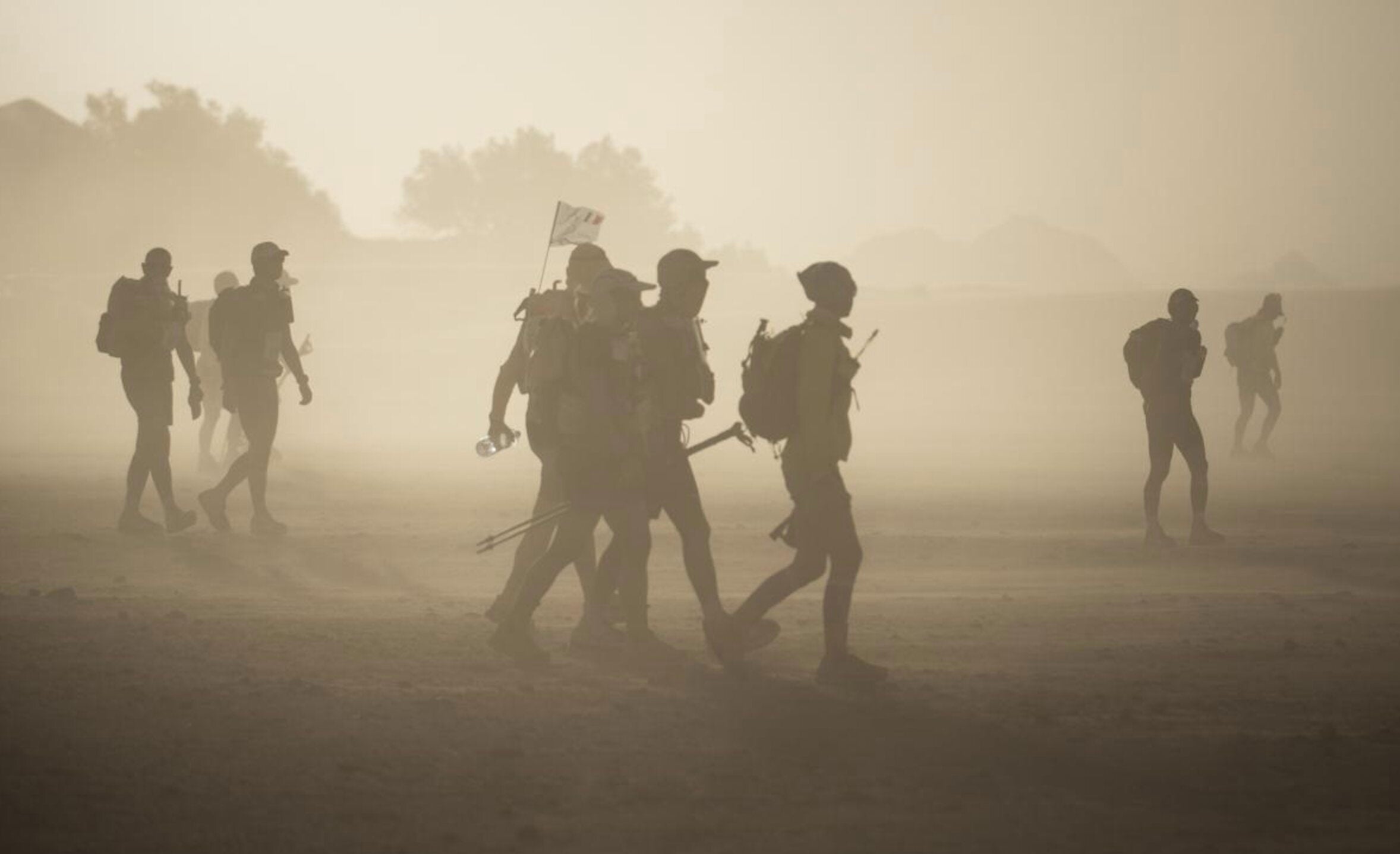 Marathon des Sables. Aquí se corre en pleno desierto. Son 250 km. por el Sahara que se completa en seis etapas, de día y de noche. Cada año se suman al desafío unas 800 personas. Entre sus dificultades está la de aguantar tormentas de arena y temperaturas de 40 grados. Aunque también ofrece estampas únicas. Lo más peligrosos son también las serpientes y escorpiones. Es obligatorio llevar un kit antipicaduras y conocer los conocimientos básicos de auxilio.