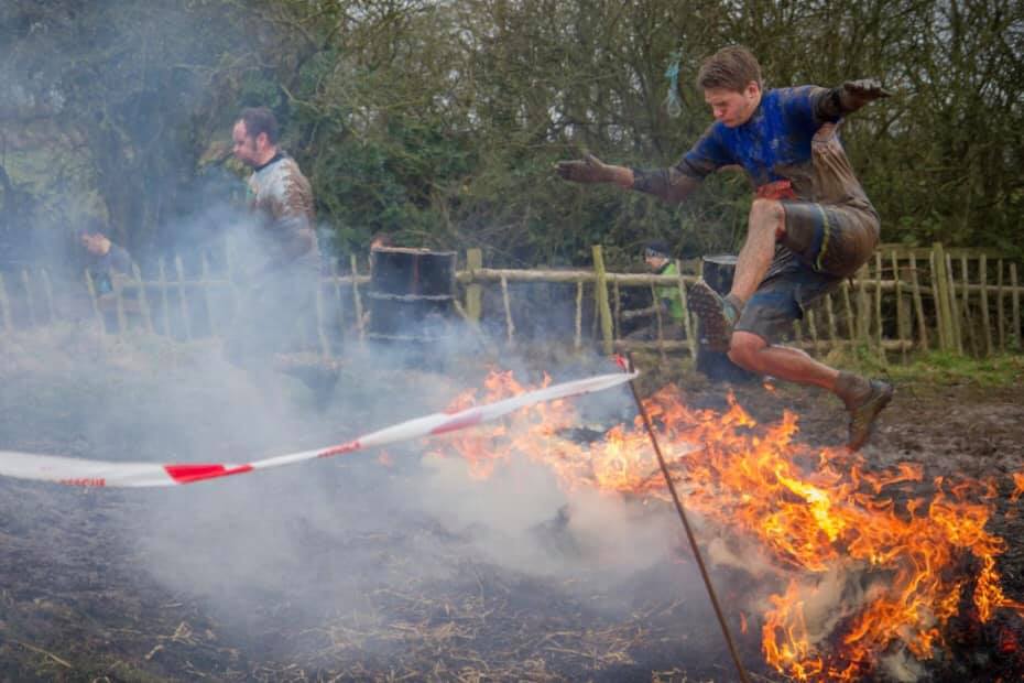 Tough Guy. Se trata de una propuesta más diferente: una carrera de obstáculos. No es una prueba de fondo, tan solo hay que culminar 15 kilómetros. Casi nada en comparación con las anteriores carreras, pero que sea corta no significa que no sea dura. Es brutal. Hay que superar fosas de hasta seis metros de profundidad llenas de agua helada y barro, arrastrarse por túneles subterráneos, pasar bajo alambres de púas, saltar a través de imponentes hogueras... una locura.