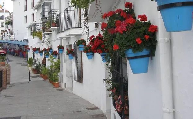 Macetas adornan una calle de Mijas Pueblo.