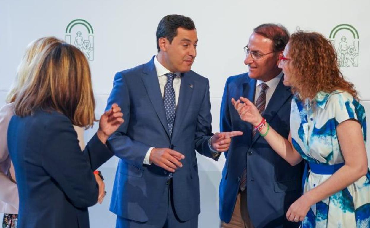 Moreno recupera el formato tradicional de diálogo con la CEA, CCOO y UGT para garantizar la paz social en Andalucía