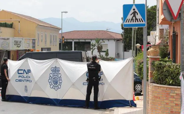 La Policía Judicial trabaja en la escena del crimen en Puerto de la Torre.