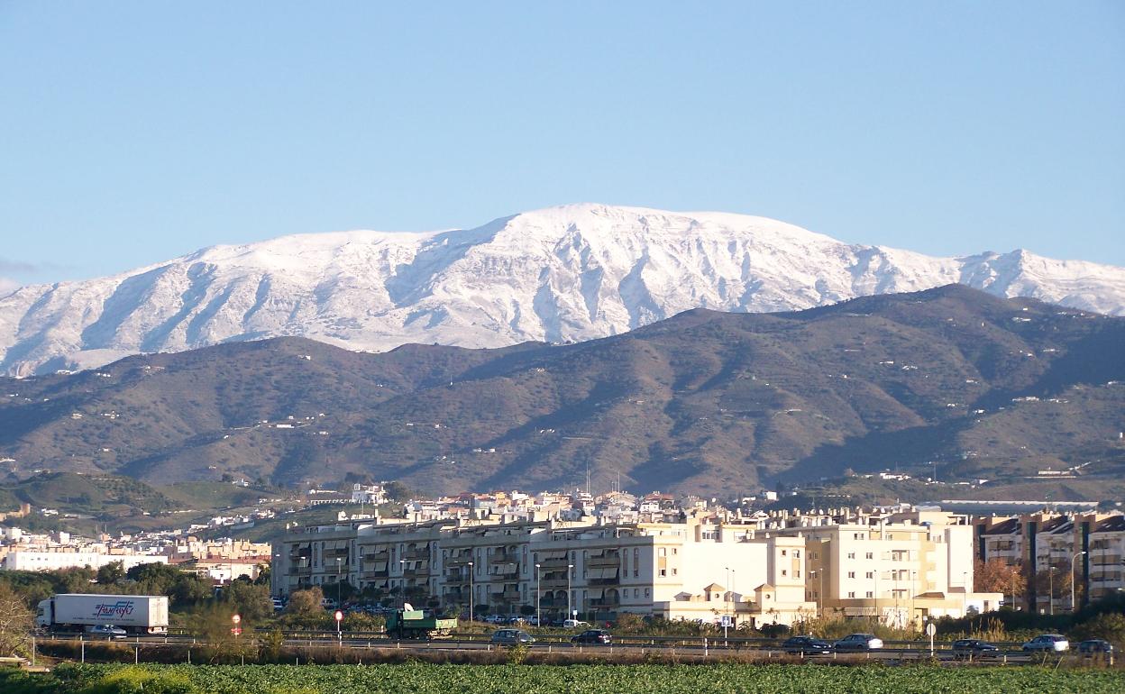 Imagen de la Carretera del Arco a su paso por Vélez-Málaga.