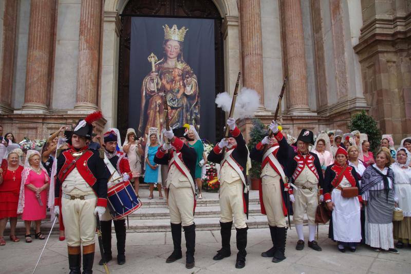 Los malagueños arropan a la Patrona en la misa en la Catedral de Málaga previa a la salida en procesión