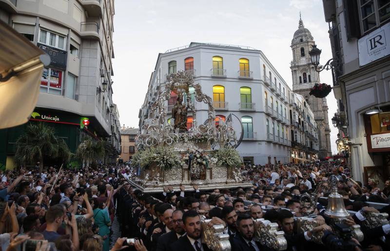 Miles de malagueños acompañan a la Virgen de la Victoria en su recorrido por el Centro