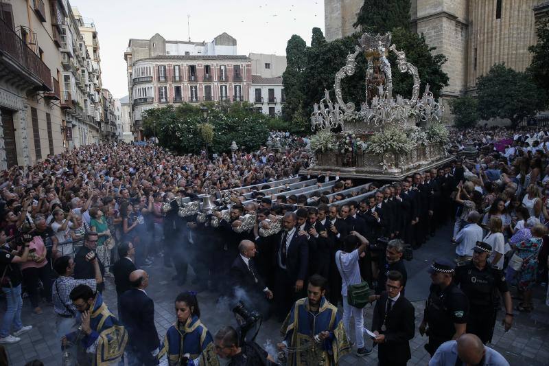Miles de malagueños acompañan a la Virgen de la Victoria en su recorrido por el Centro
