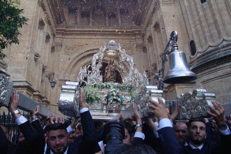 Miles de malagueños acompañan a la Virgen de la Victoria en su recorrido por el Centro