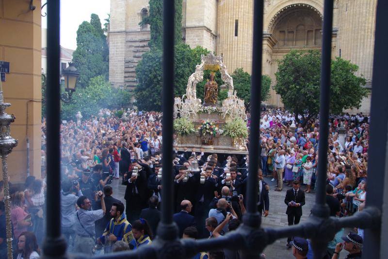 Miles de malagueños acompañan a la Virgen de la Victoria en su recorrido por el Centro