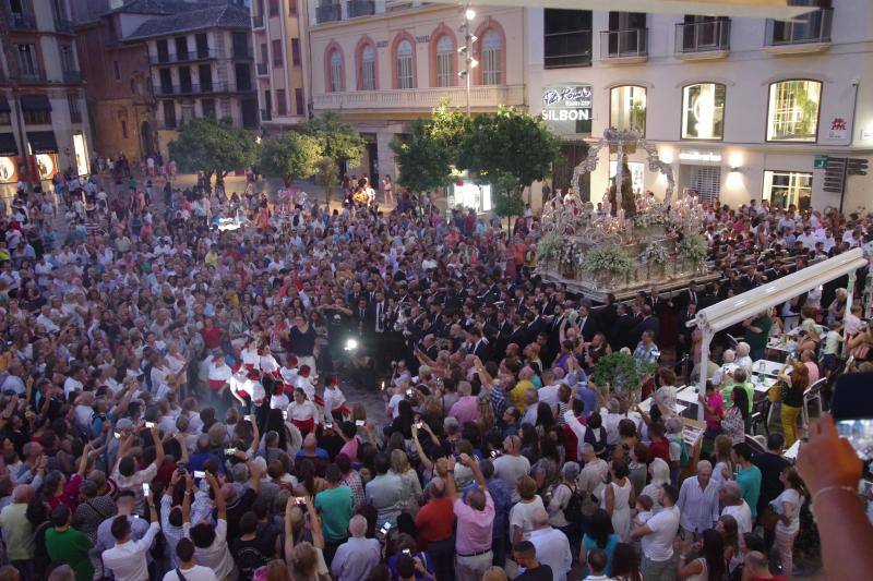 Miles de malagueños acompañan a la Virgen de la Victoria en su recorrido por el Centro