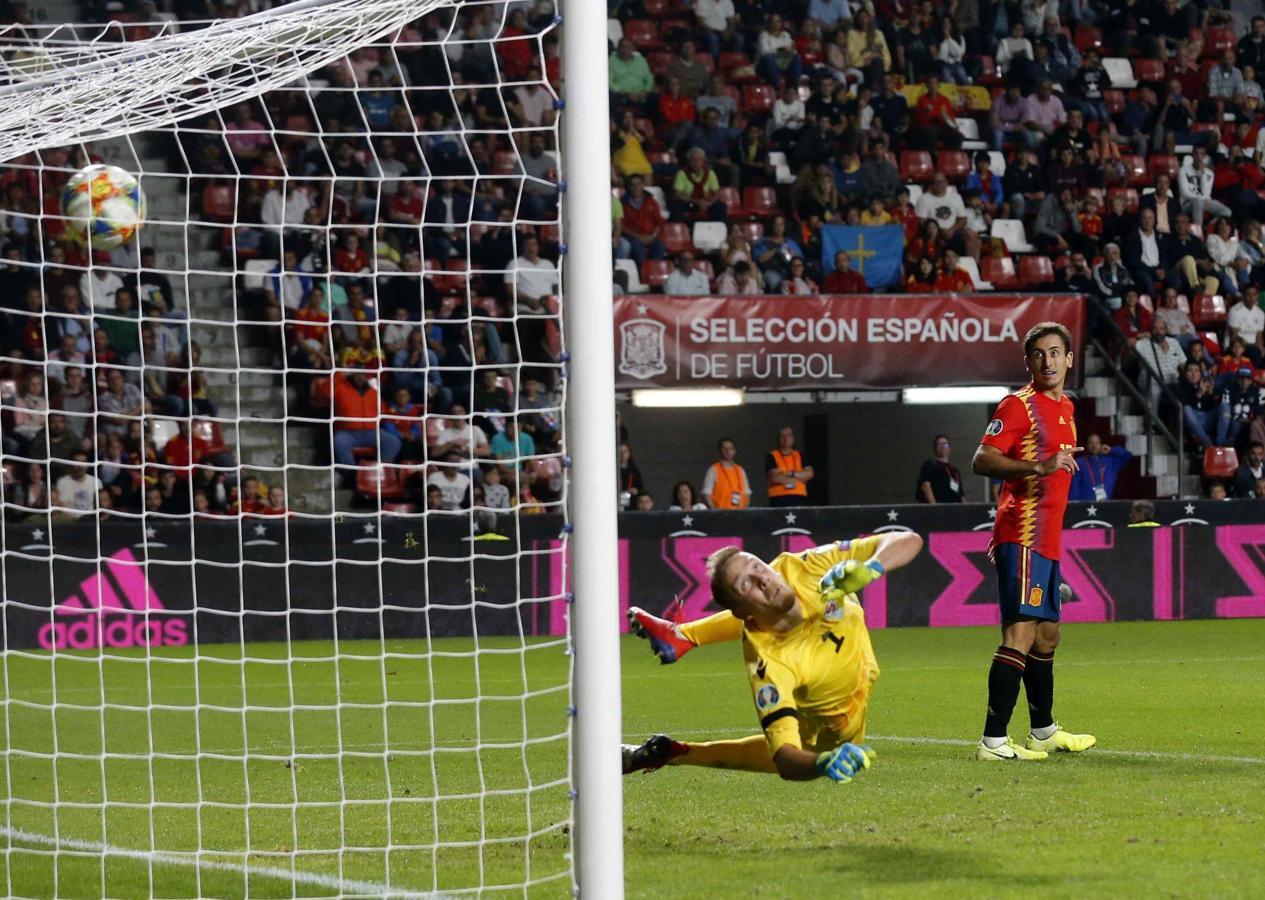 El partido de España ante Islas Feroe, el sexto de la fase de clasificación para la Eurocopa, sirvió además de homenaje a Enrique Castro Quini y se guardó un respetuoso minuto de silencio en recuerdo de Xana, la hija de Luis Enrique, fallecida hace unos días