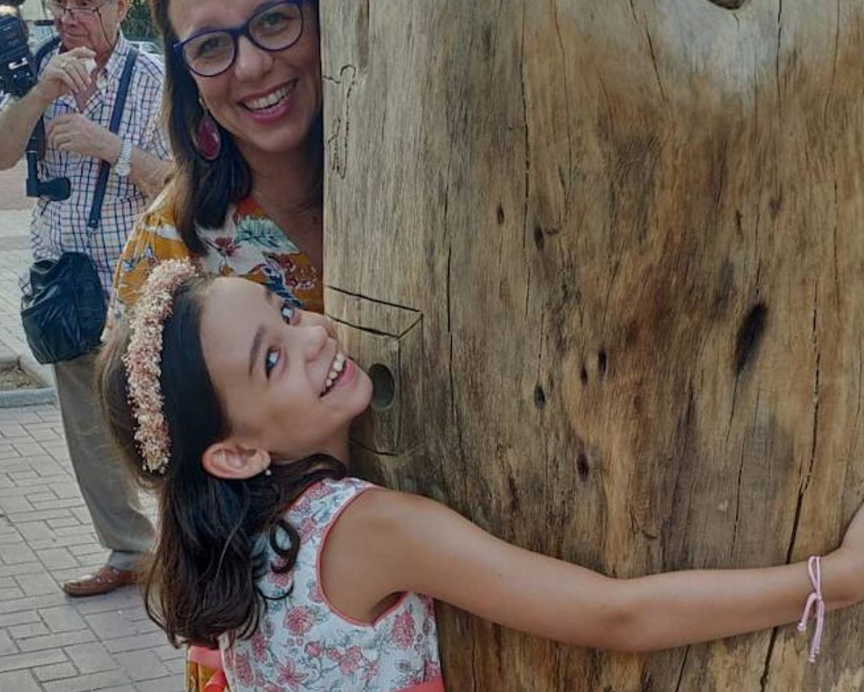 Una joven se abraza al tótem con alegorías de El Principito'. 