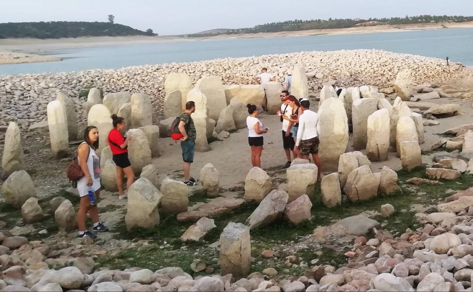 Los grupos de visitantes se suceden en el dolmen de Guadalperal desde que emergió del fondo del pantano de Valdecañas a mediados del pasado mes de agosto. 